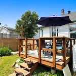 Cozy 2Br House Near Centre With Patio, Bbq, Backyard, And Netflix