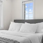 Chic 2Br House, Newly Renovated, Central Spot