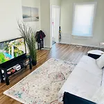 Cozy 2Br House Near Centre With Bbq, Backyard, And Netflix