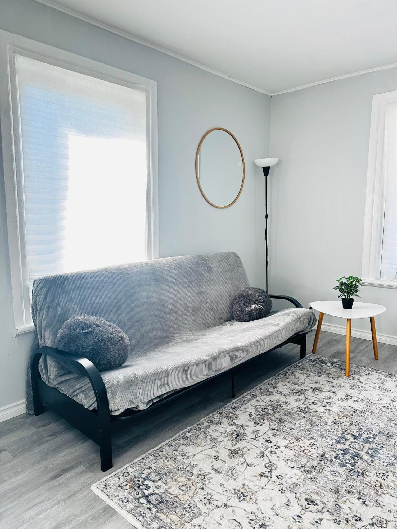 Cozy 2br House Near Centre With Patio, Bbq, Backyard, And Netflix *