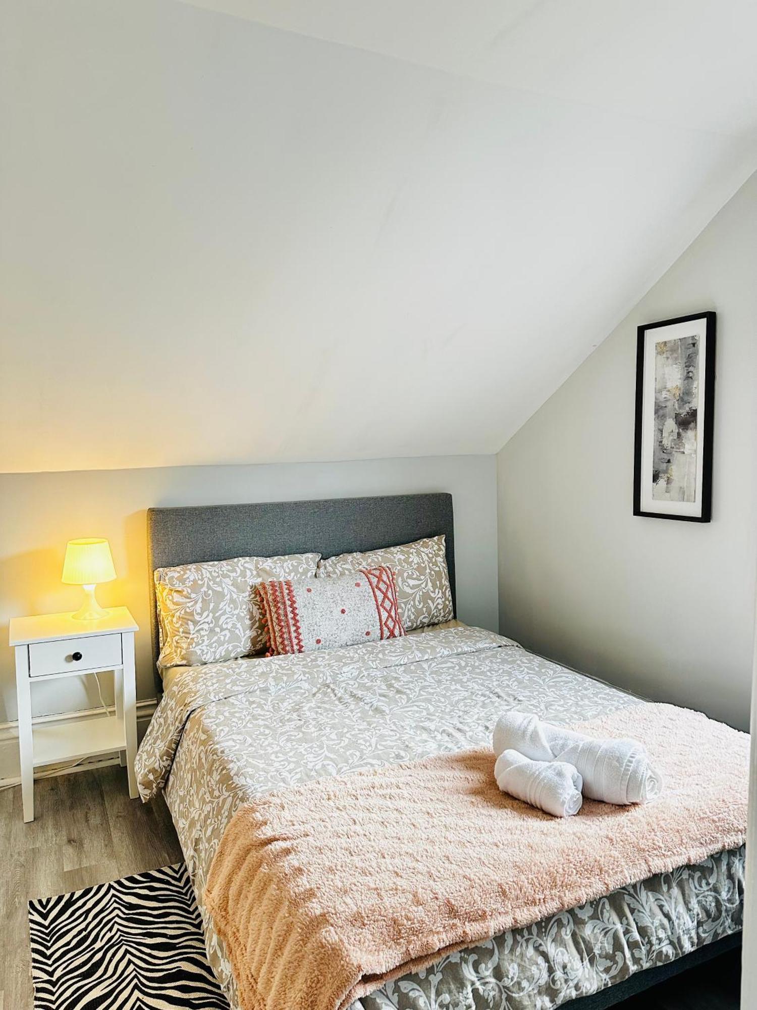 Apartment Cozy 2br House Near Centre With Patio, Bbq, Backyard, And Netflix *