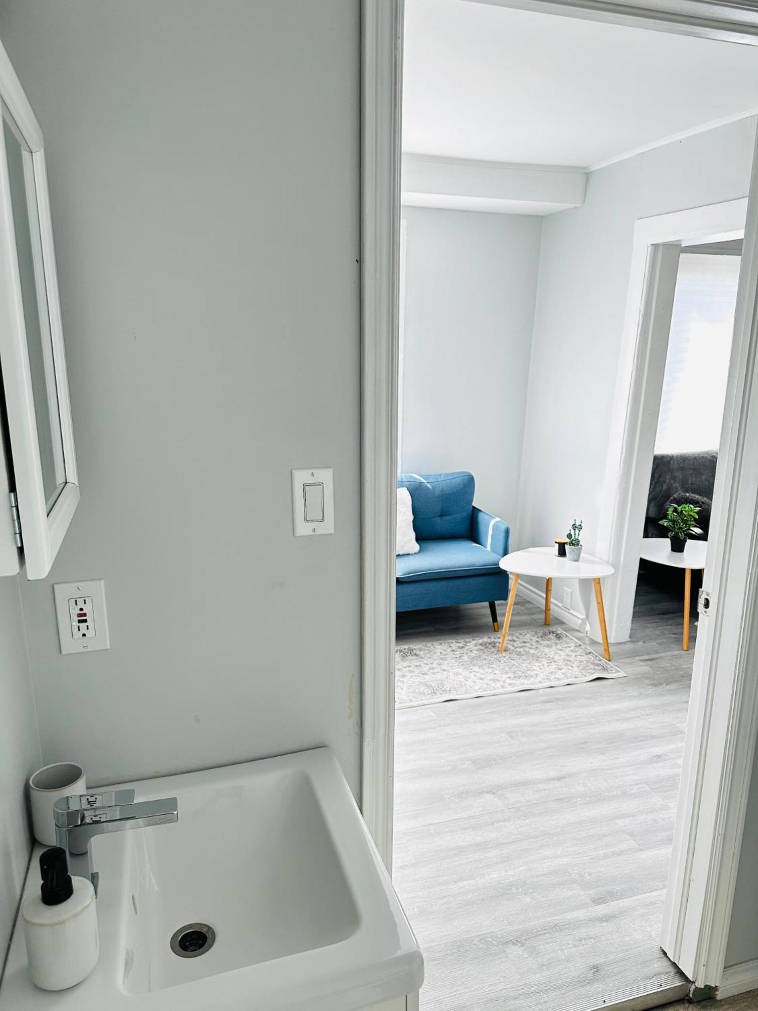 Cozy 2br House Near Centre With Patio, Bbq, Backyard, And Netflix Peterborough