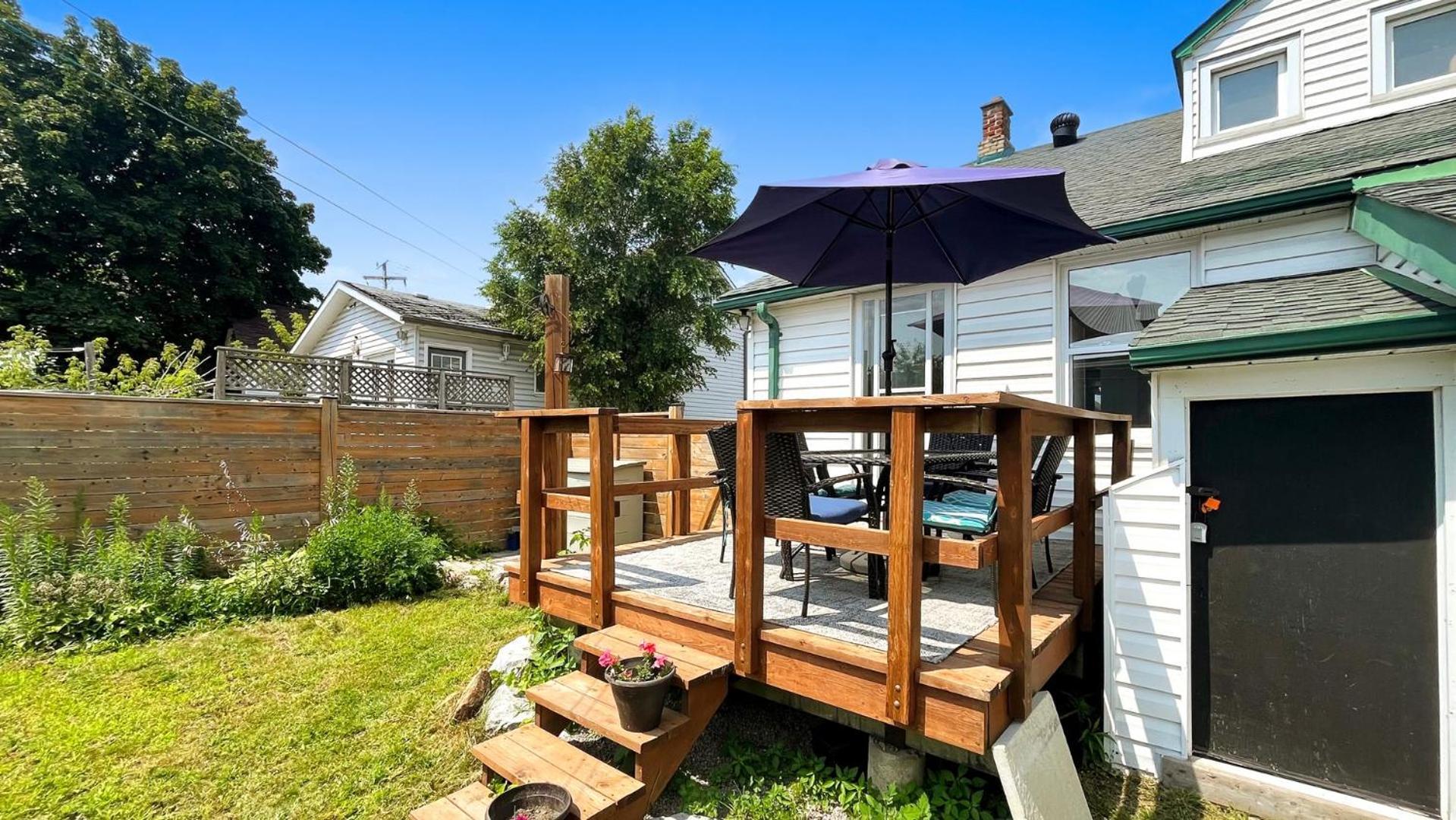 Cozy 2br House Near Centre With Patio, Bbq, Backyard, And Netflix Apartment *
