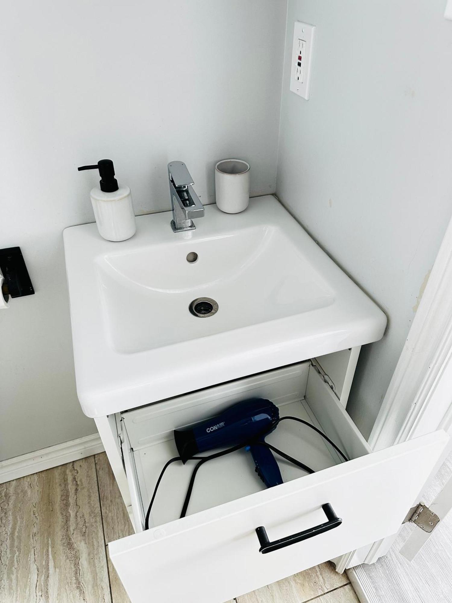 Apartment Cozy 2br House Near Centre With Patio, Bbq, Backyard, And Netflix