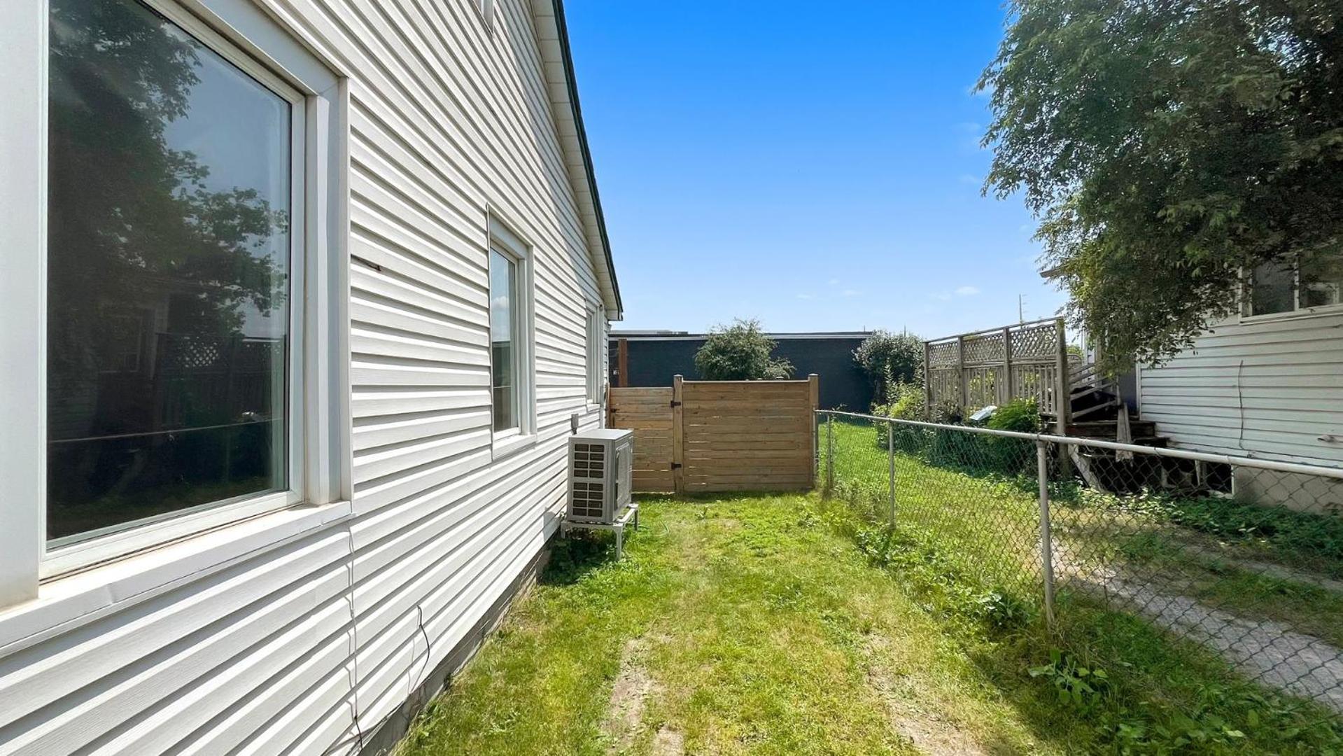Cozy 2br House Near Centre With Patio, Bbq, Backyard, And Netflix Apartment *