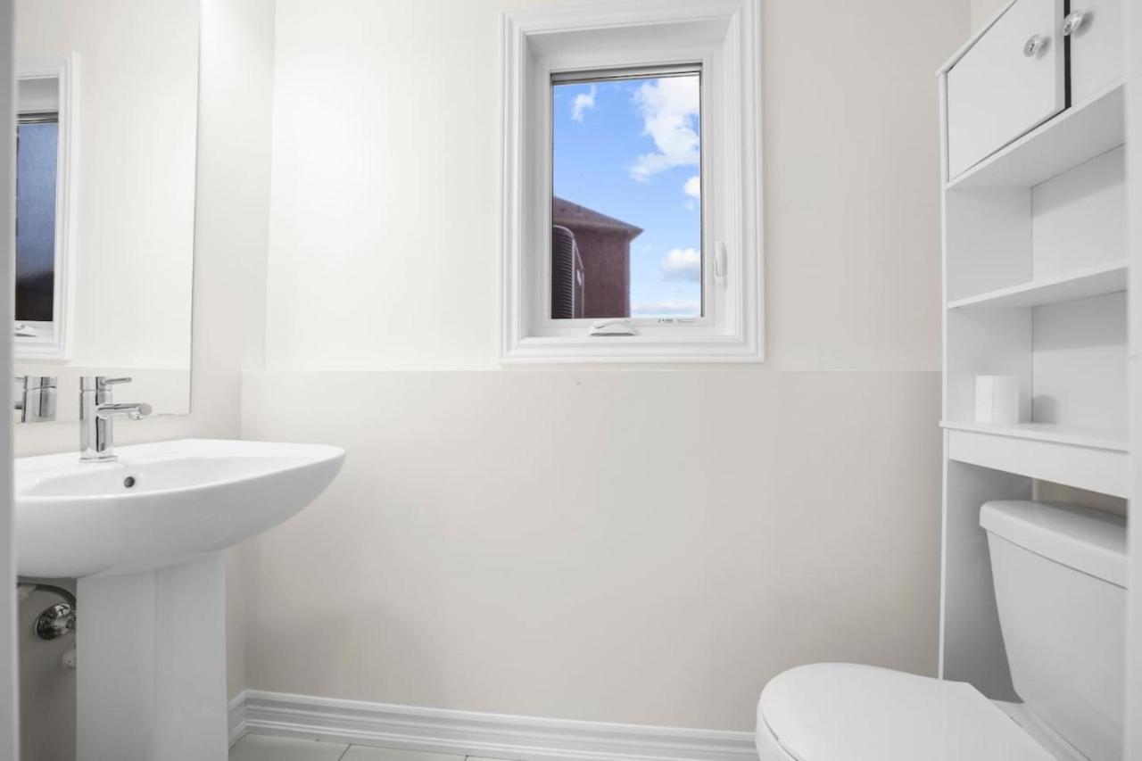 Prime - 4br And Office, Newly Renovated Holiday home Peterborough