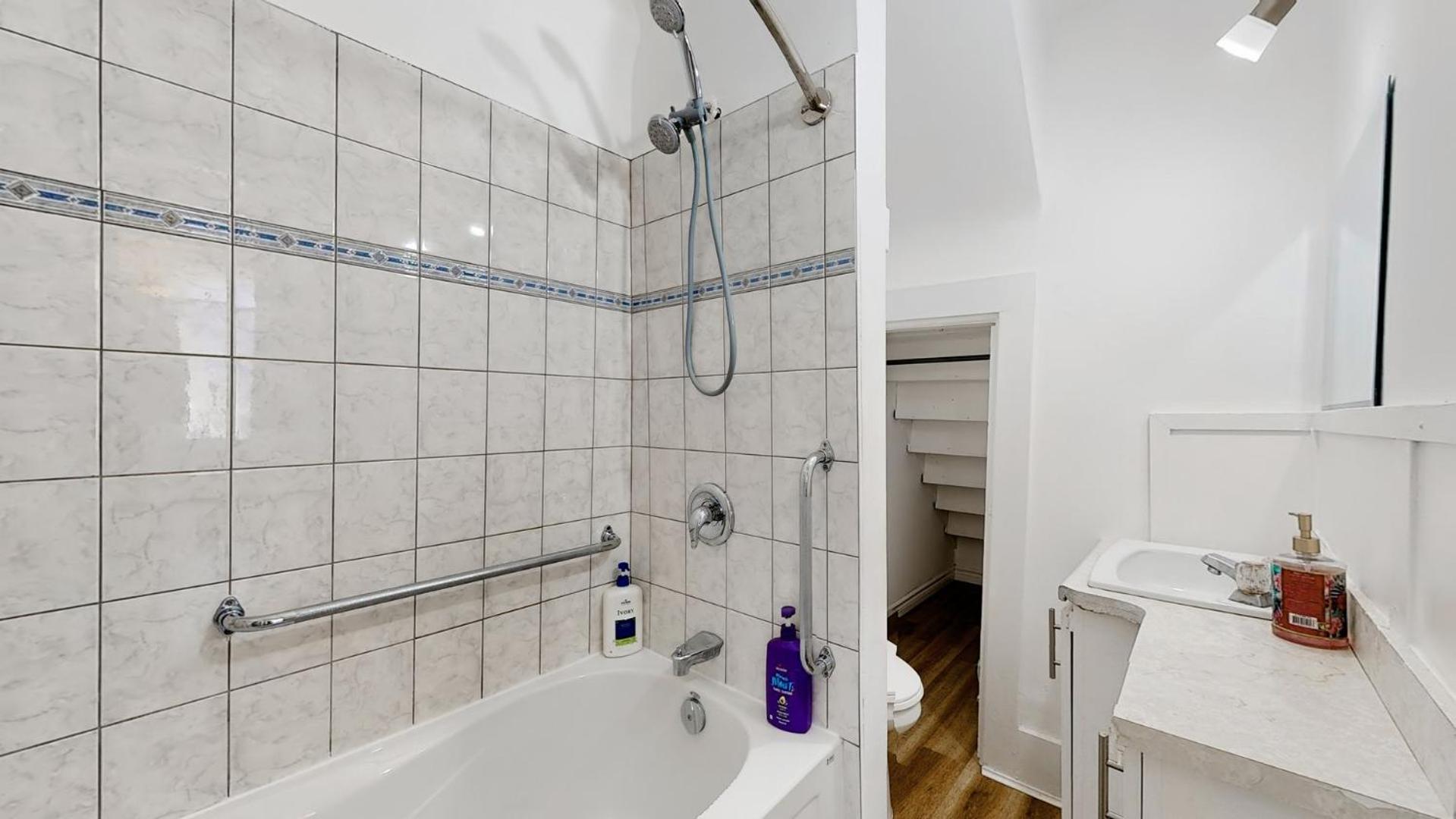 Cozy 2br House Near Centre With Bbq, Backyard, And Netflix