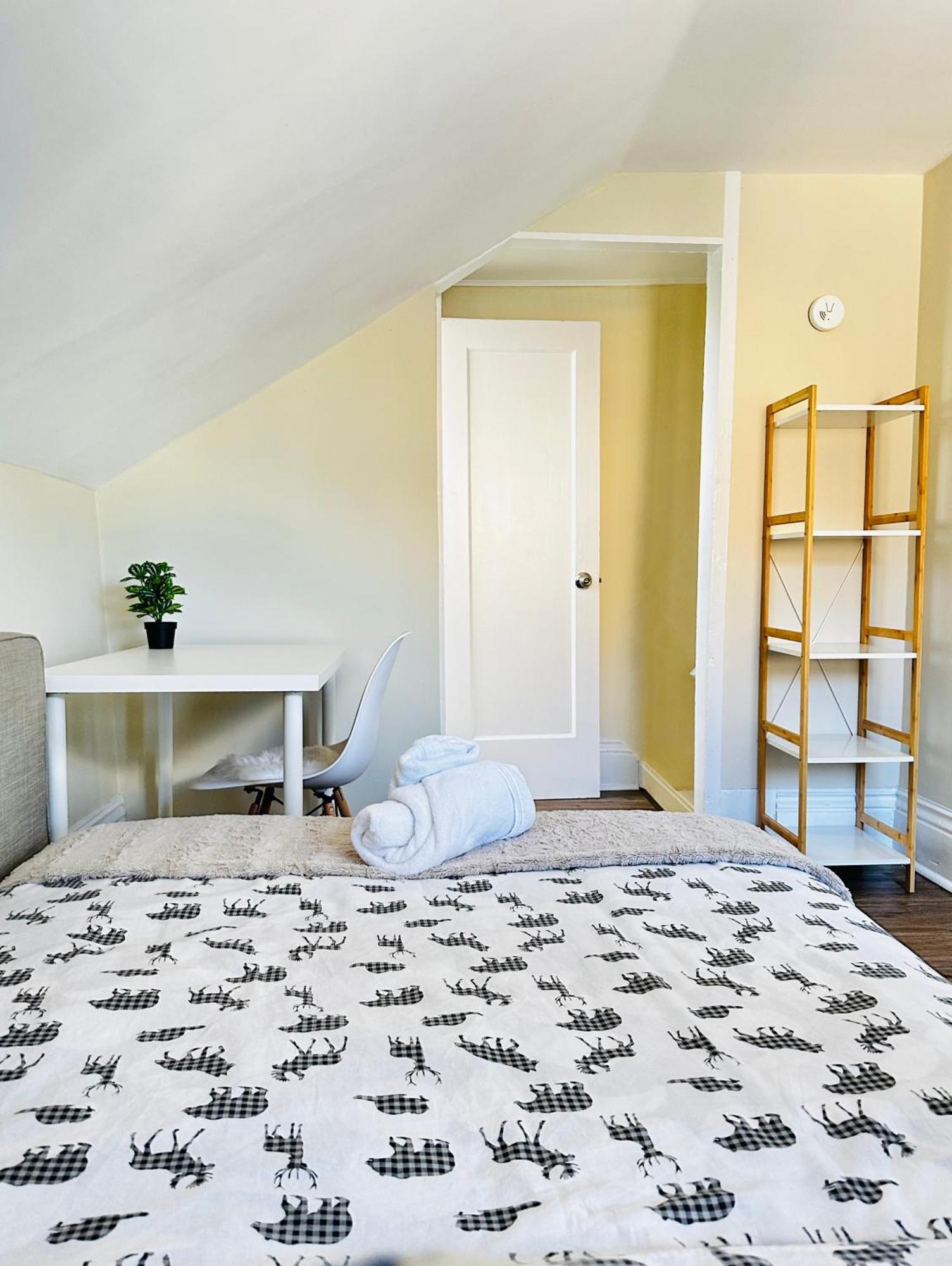 Cozy 2br House Near Centre With Bbq, Backyard, And Netflix Peterborough