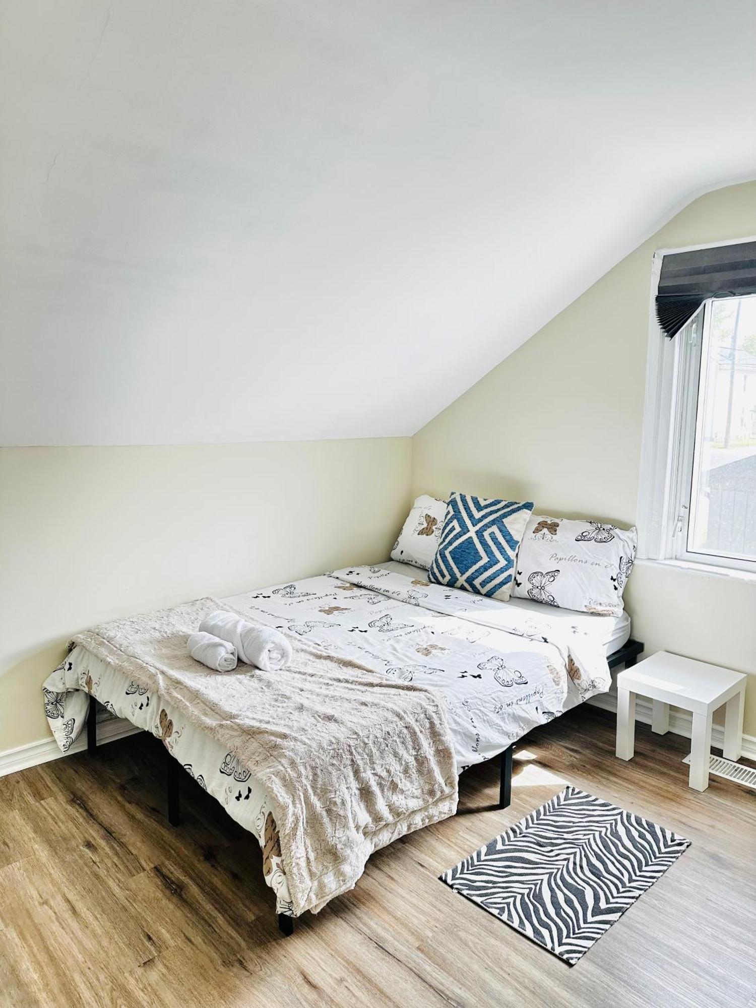 Cozy 2br House Near Centre With Bbq, Backyard, And Netflix *