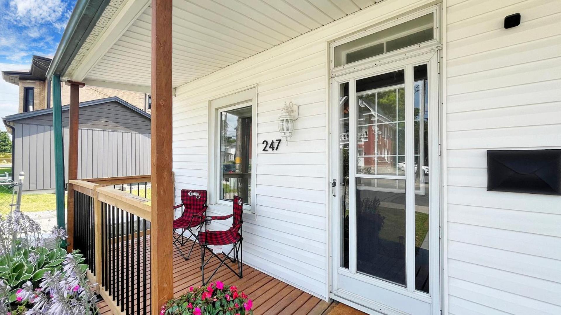 Cozy 2br House Near Centre With Bbq, Backyard, And Netflix *