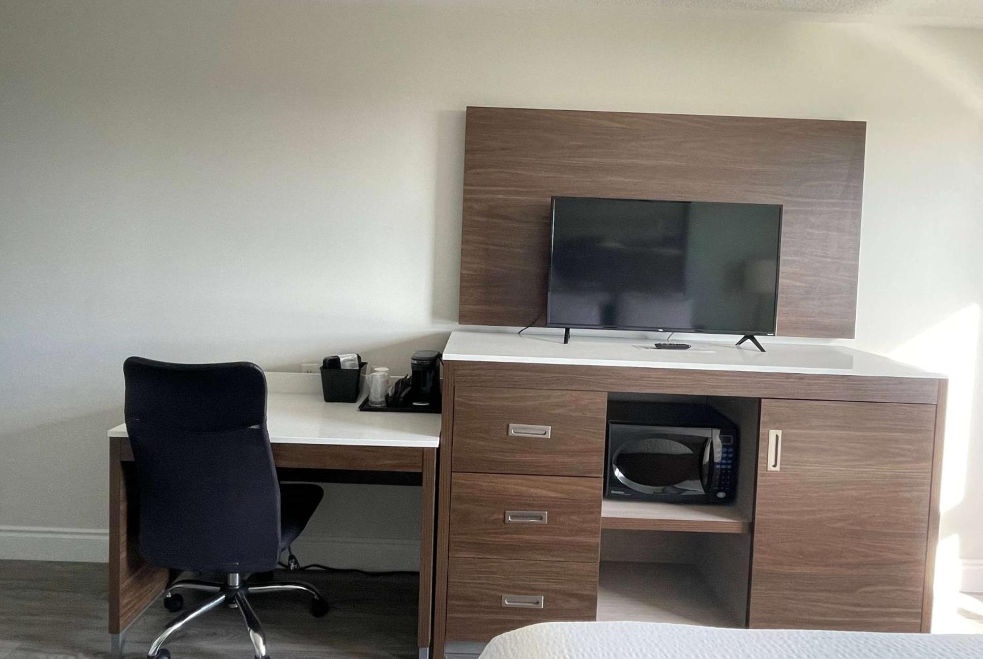 Super 8 By Wyndham Hotel