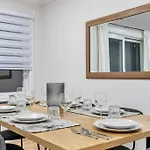 Modern Stay With King Bed, 5 Mins To Hospital