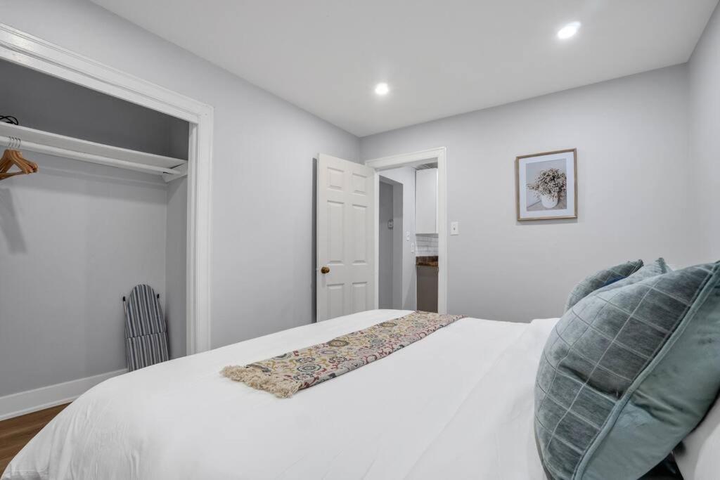 Modern With King Bed, 5 Mins To Hospital Apartment