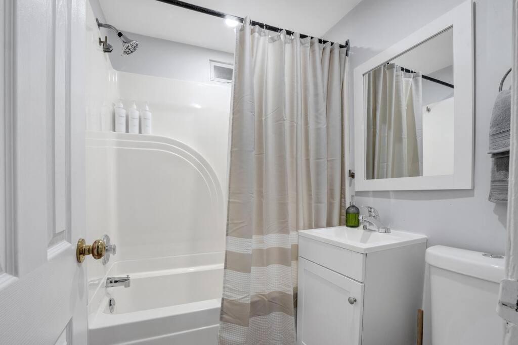 Modern With King Bed, 5 Mins To Hospital Apartment *